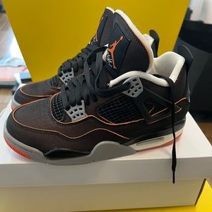 Woman’s Air Jordan 4 Retro SE
